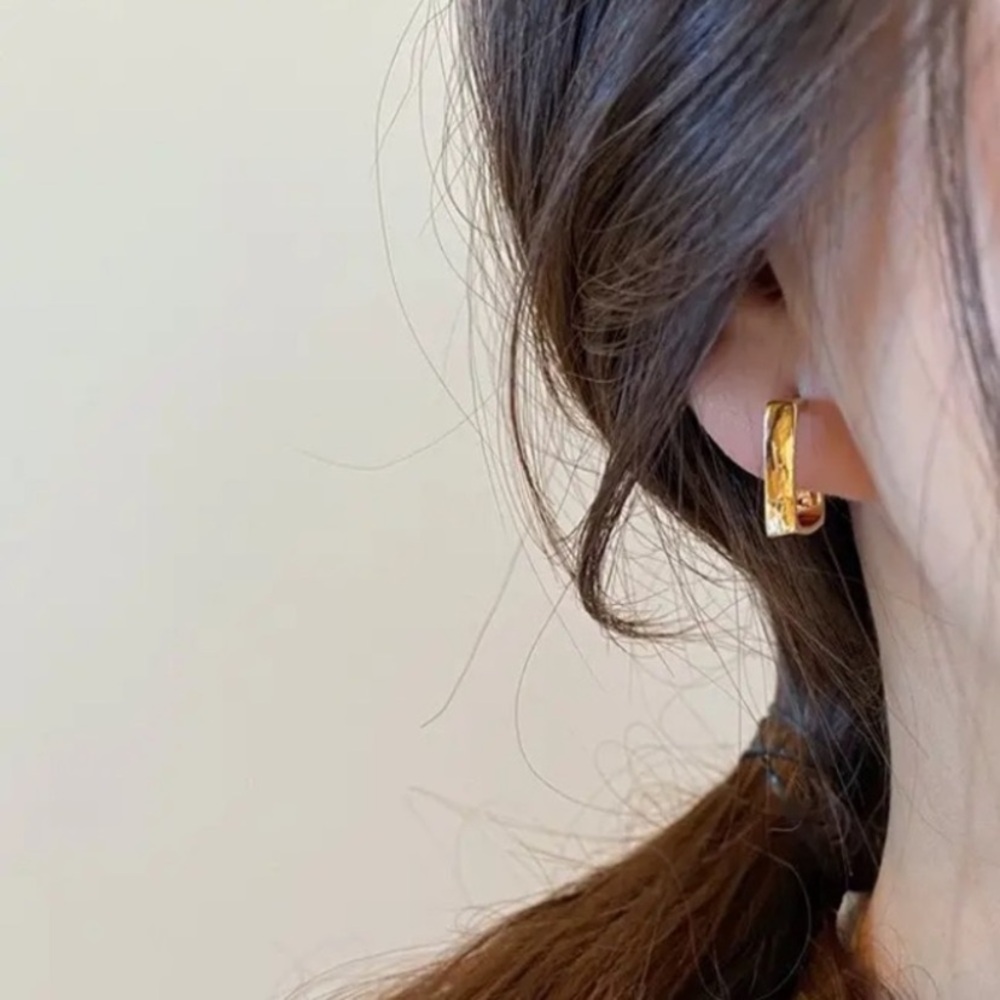 NEW Dainty Boxy hoop Earrings - Gold color Boutique - Picture 4 of 4